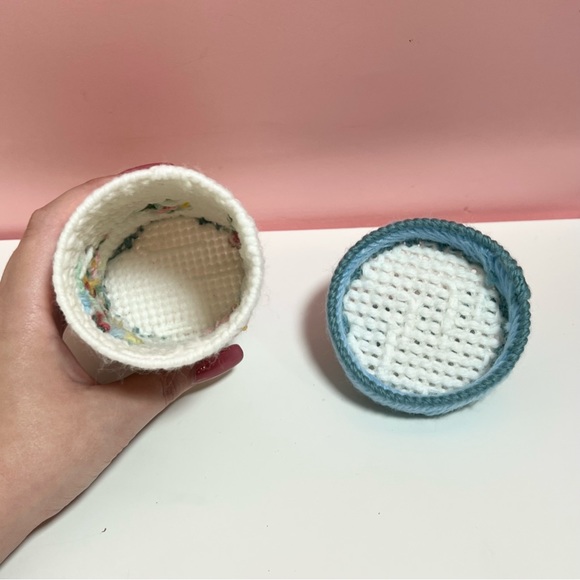 Vintage retro crochet round bow floral box - Picture 4 of 4